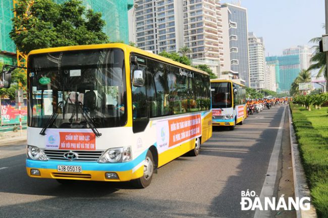 Diễu hành bằng xe buýt tuyên truyền về bình đẳng giới.