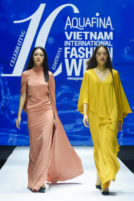 Mẫu của nhà thiết kế Adrian Anh Tuấn.