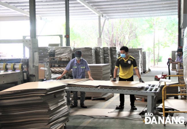 Kinh tế tư nhân đang giữ vai trò quan trọng, thúc đẩy nền kinh tế thành phố phát triển. TRONG ẢNH: Hoạt động sản xuất tại Công ty TNHH Kiến trúc và thương mại Á Châu. Ảnh: LAM PHƯƠNG