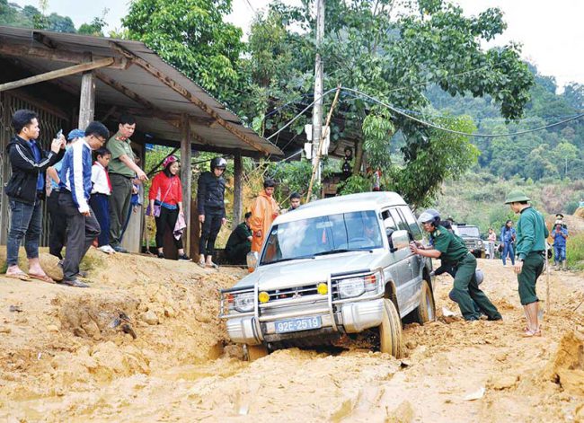 Nguồn lực hạn chế khiến việc đầu tư phát triển hạ tầng giao thông miền núi nhiều nơi còn khó khăn. Ảnh: VINH ANH