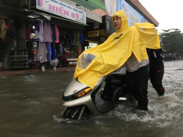 Mưa gây ngập ở TP Nghệ An - Ảnh: DOÃN HÒA