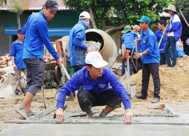 Tuổi trẻ Quảng Nam tham gia làm đường giao thông, góp phần xây dựng nông thôn mới. Ảnh: THÁI CƯỜNG