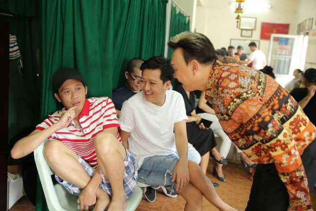 Hoài Linh, Trường Giang, Chí Tài tập ở hậu trường sân khấu Trống Đồng.
