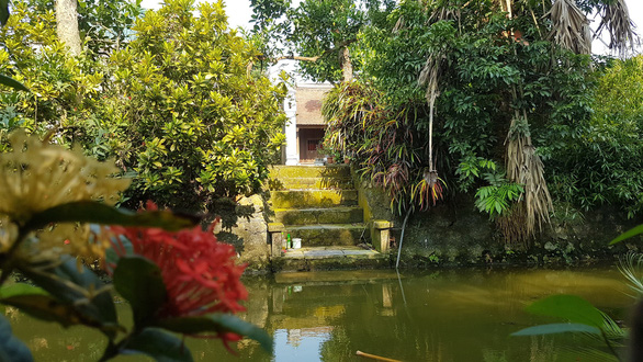Lạch nước hình dáng tự cây bút lông trước sân nhà cụ Nguyễn Khuyến xưa - Ảnh: THÁI LỘC