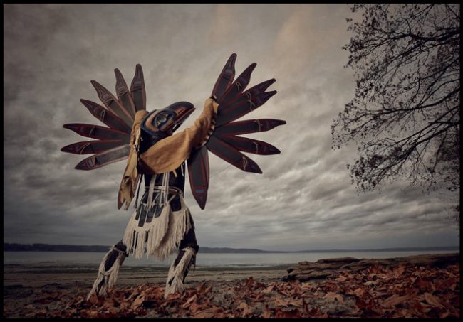Mặt nạ mỏ quạ của người bản địa Tlingit tại Alaska. Ảnh: Chris Rainier.