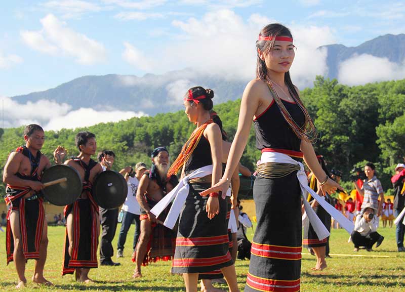 Đội cồng chiêng của già Dinh biểu diễn tại lễ hội truyền thống.