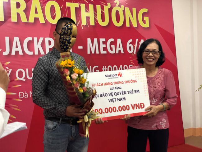 Anh V.Đ trao 300 triệu đồng cho Hội bảo vệ quyền trẻ em Việt Nam, do bà Lê Thị Tám, Chủ tịch Hội bảo vệ quyền trẻ em Đà Nẵng đại diện nhận