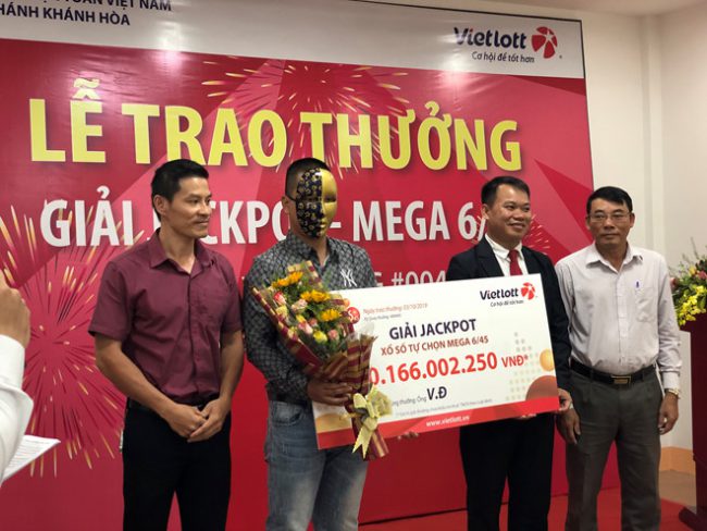 Ông Nguyễn Duy Hiền, Giám đốc Vietlott chi nhánh Khánh Hòa, phụ trách miền Trung – Tây Nguyên trao giải thưởng gần 50,2 tỉ đồng cho anh V.Đ
