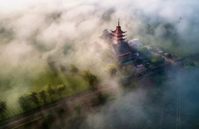 Chùa Bửu Minh trong sương sớm. Ngôi chùa nằm cạnh nương chè là điểm du lịch tâm linh nổi tiếng của Tây Nguyên. Con đường qua hàng thông – Biển Hồ chè, chùa Bửu Minh đến cánh đồng Ngô Sơn, núi lửa Chư Đăng Ya được xem là cung đường du lịch đẹp bậc nhất ở Gia Lai.
