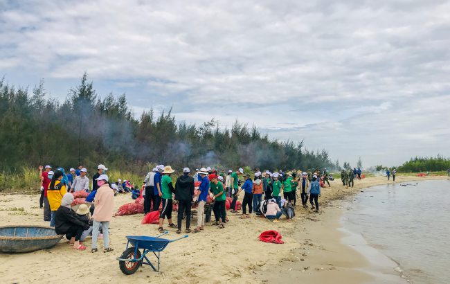 Nhóm người ở miền Trung rủ nhau dọn rác ven biển để cứu bãi biển. Ảnh: Huỳnh Thương.