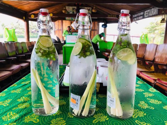 Công ty TNHH Jack Trần Tours áp dụng chai thủy tinh để thay thế chai nhựa dùng một lần cho du khách.