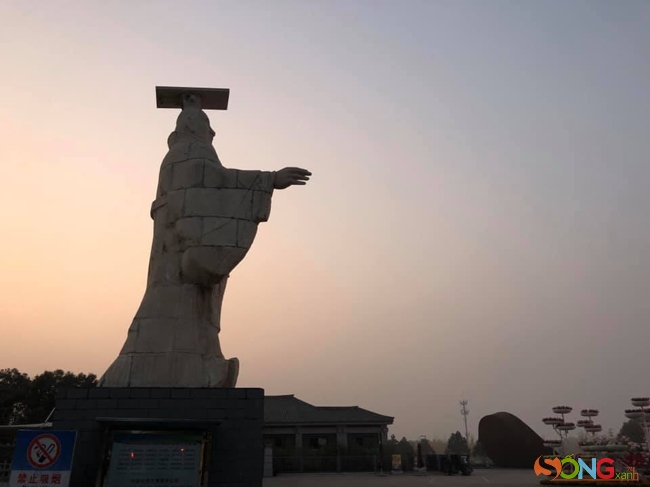 Các chuyên gia cho rằng việc liều lĩnh khai quật nơi an nghỉ của Tần Thủy Hoàng có thể làm hỏng sự cân bằng của cấu trúc ngầm, gây ra tổn thất khó lường. Bí mật vẫn còn đó, trong nhiều năm tới nữa, hoặc có khi hàng trăm năm nữa. Một ngôi mộ còn nguyên vẹn bí ẩn từ trước CN đến nay của vị Hoàng đế mà cả khi sống lẫn khi chết, hơn 2.000 năm sau ông vẫn là câu chuyện bàn luận của hậu thế.