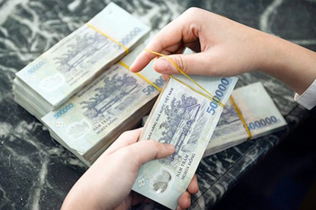Nhân viên tại một ngân hàng kiểm tiền trước khi cho vay. Ảnh. Anh Tú