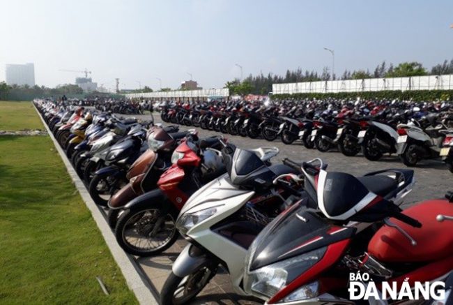 Theo dự thảo đề án đến năm 2030 đề xuất thực hiện thu phí đối với xe gắn máy. Trong ảnh: Khách sử dụng xe gắn máy để đi lại, tham dự một sự kiện ở khu du lịch ven biển.