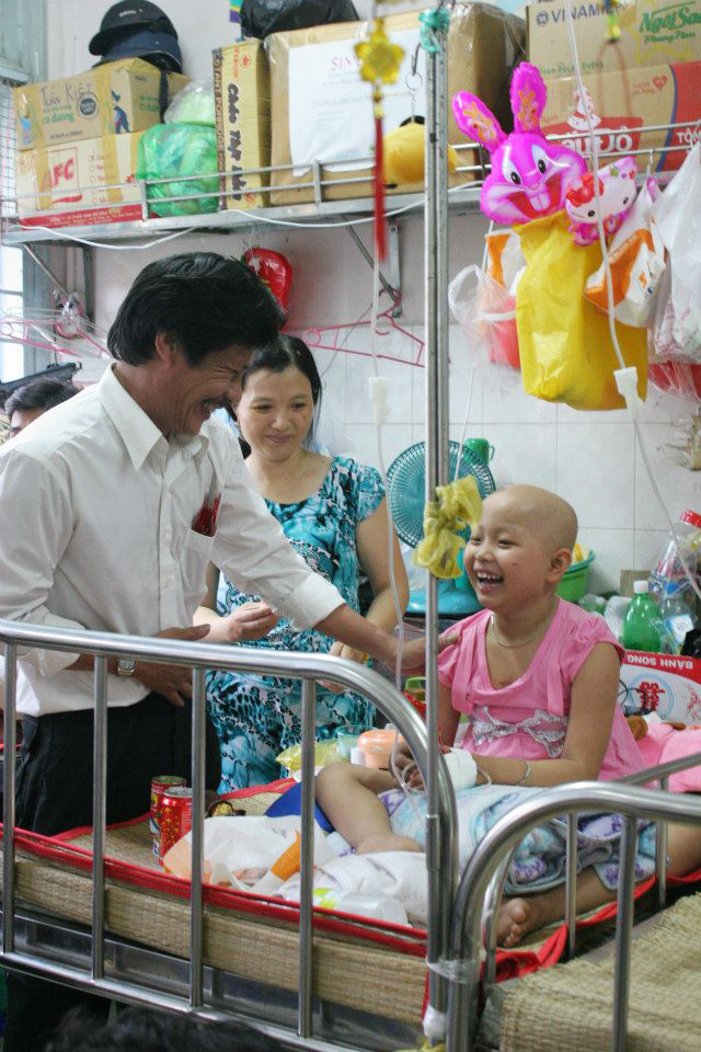 Nhiếp ảnh gia Thái Phiên trong một chuyến thiện nguyện.