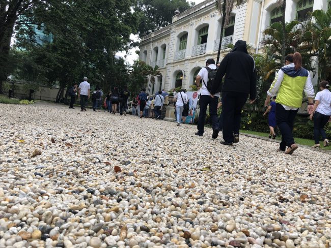 Những lối đi quanh tòa nhà được rải sỏi tạo âm thanh vui tai. Ngày di sản châu Âu hàng năm có lẽ là ngày tòa nhà Tổng lãnh sự đón nhiều khách tham quan nhất.