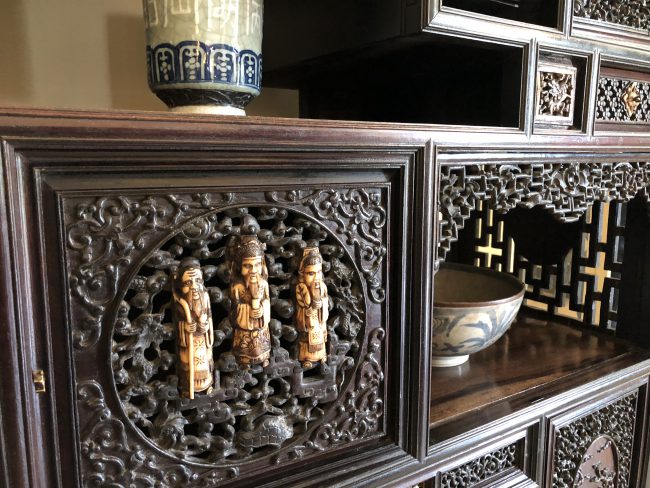 Người ta có thể gặp rất nhiều đồ cổ được trưng bày ở đây, trên, trong những chiếc tủ gỗ cổ được chạm trỗ, điêu khắc đẹp đẽ, tinh xảo.