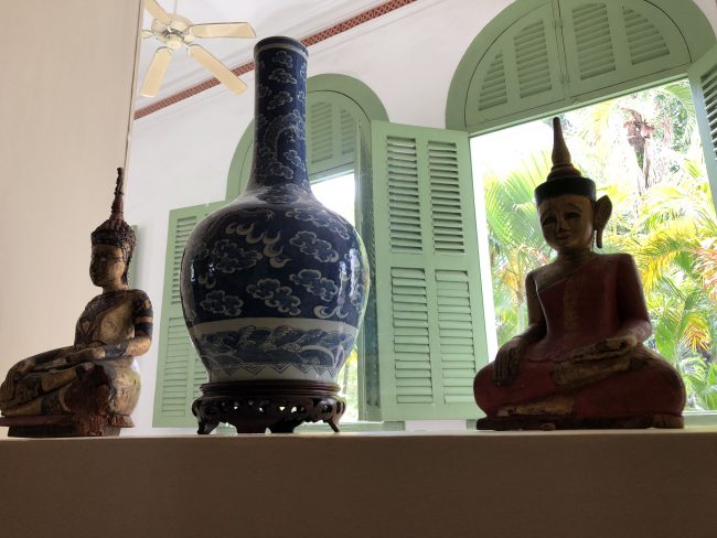Các pho tượng Phật cổ bằng gỗ, gốm sứ cổ hiện đang đảm nhiệm vai trò trang trí cho các bệ cửa khiến không gian tòa nhà như một bảo tàng cổ vật thu nhỏ.
