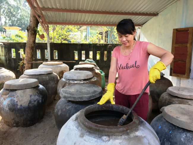 Ngay từ tháng 3 âm lịch năm ngoái, chị Nguyễn Thị Hồi đã muối 5 tấn cá cơm tươi phục vụ sản xuất nước mắm cho dịp tết năm nay. Ảnh: K.L