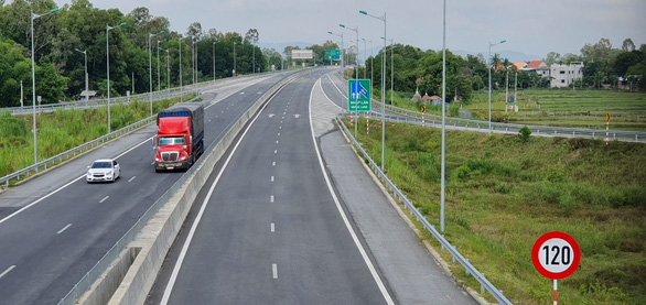 Đường cao tốc Đà Nẵng - Quảng Ngãi là tuyến đường mới hoàn toàn, có 4 làn xe, 2 làn dừng khẩn cấp, tốc độ khai thác 120km/h - Ảnh: VEC