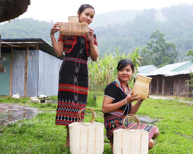 Sản phẩm đan lát từ mây tre lá của đồng bào Cơ Tu đang được cải tiến về thiết kế, mẫu mã để phù hợp thị trường. Ảnh: L.B.N