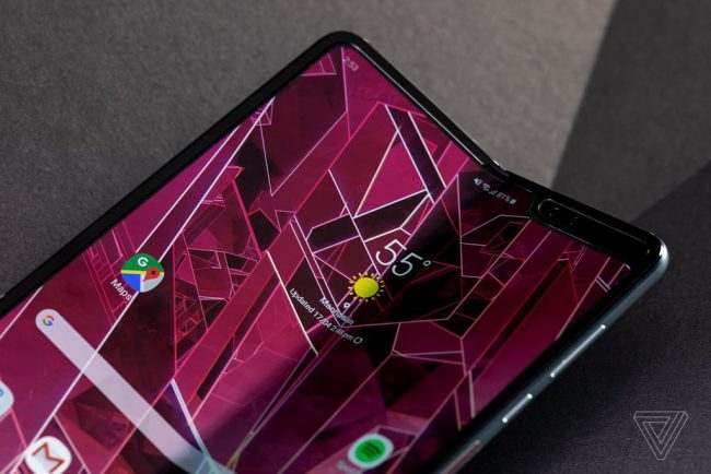 Công nghệ màn hình là yếu tố quan trọng cho sự ra đời của smartphone gập, TV cuộn. Ảnh: The Verge.