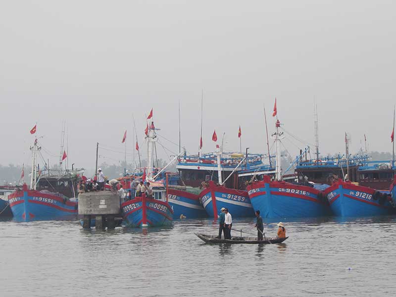 Tàu đánh bắt hải sản Tam Quang tại cảng Kỳ Hà. Ảnh: V.P