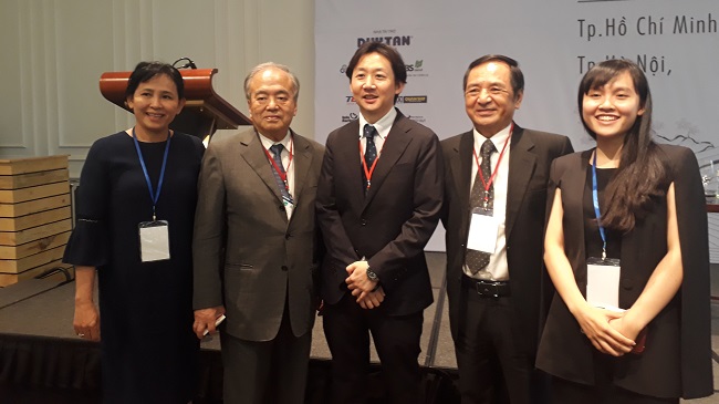 TS. Hidekazu Sone (đứng giữa) cùng các doanh nghiệp Nhật Bản và Việt Nam tại hội thảo về doanh nghiệp gia đình.