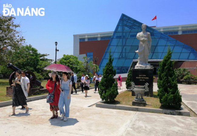 Hình thành các sản phẩm chuyên biệt để thu hút khách đến với Đà Nẵng nhiều hơn. Trong ảnh: Du khách tham quan Bảo tàng Đà Nẵng.