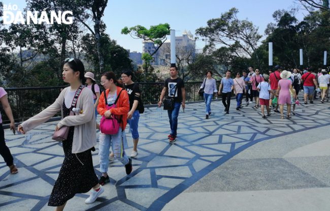 Đà Nẵng phát triển du lịch một cách quá nhanh nên các chuyên gia và những người làm du lịch cho rằng cần hướng đến thị trường khách chất lượng cao thay vì lựa chọn số lượng như trước đây. Trong ảnh: Du khách tham quan tại khu du lịch Bà Nà Hills.