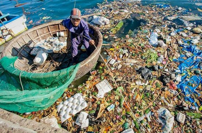 Rác thải bủa vây trên góc đảo Lý Sơn (Quảng Ngãi). Ảnh: Thành Nguyễn