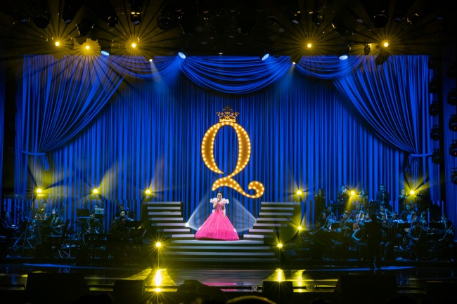 Cảnh quan sân khấu trong tiết mục mở màn Q show 2.