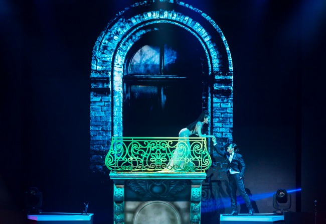 Một ban công rất Tây, trong khung cảnh gợi nhớ chuyện tình Romeo – Juliet được minh họa cho ca khúc bolero Không bao giờ quên anh.