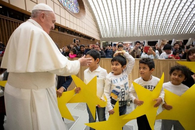 Giáo hoàng Francis gặp một nhóm bệnh nhân nhí thuộc phòng khám nhi khoa Santa Marta, Vatican hôm 22/12 nhân dịp Giáng sinh. Các bệnh nhân và nhân viên phòng khám cũng tặng lại Giáo hoàng một chiếc bánh kem để chúc mừng sinh nhật 83 tuổi của ông.