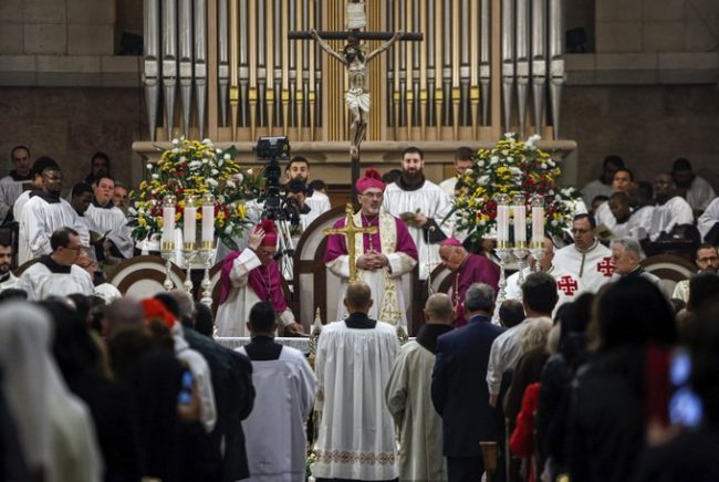 Đức Tổng giám mục Jerusalem Pierbattista Pizzaballa có mặt tại thị trấn Bethlehem, Palestine, được cho là nơi Chúa Jesus ra đời, vào chiều nay và chủ trì một thánh lễ tại Nhà thờ Thánh đản. Bethlehem đang đón hàng nghìn tín đồ Công giáo từ khắp thế giới đến đây dự các lễ hội Giáng sinh.
