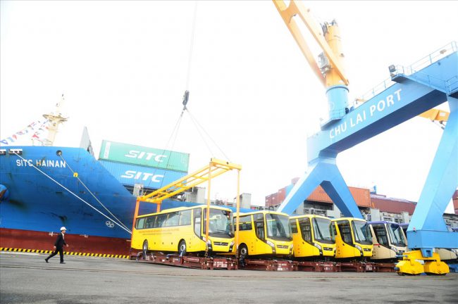 Ô tô mang thương hiệu THACO được xuất khẩu sang thị trường ASEAN. Ảnh: LÊ TRUNG