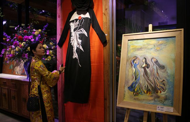 Áo dài của nhà thiết kế Nga Cocoon trưng bày tại triển lãm. Ảnh: Hoàng Huế.