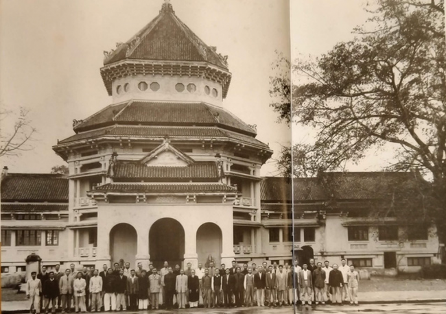 Bảo tàng Lịch sử Việt Nam hiện nay chính là Bảo tàng Louis Finot của Viện Viễn Đông Bác cổ Pháp được xây dựng từ 1926. Trong ảnh là Bộ trưởng Bộ Giáo dục Nguyễn Văn Huyên cùng nhân viên của Bảo tàng Lịch sử Việt Nam năm 1958. Ảnh: EFEO