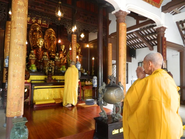 Các sư thầy trong một buổi cúng Phật.