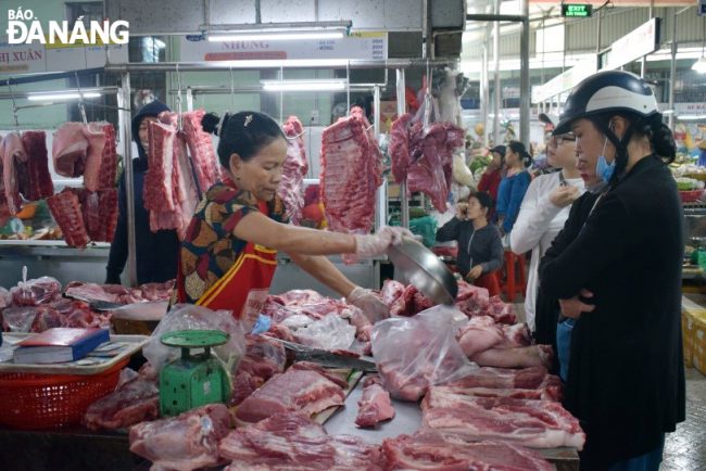 Nguồn thịt heo về chợ đã tăng lên kéo theo giá thịt hạ xuống khiến người tiêu dùng yên tâm hơn. Ảnh: KHÁNH HÒA