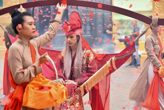 Những MV như Canh Ba hay dở có tùy thuộc vào cách cảm nhận của công chúng, nhưng trước hết cho thấy sự đầu tư khá hoành tráng vào sản phẩm.