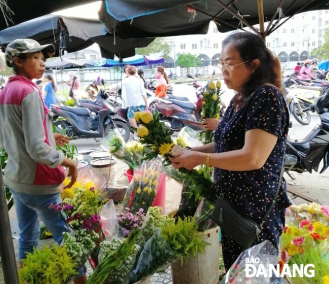 Cận Tết, các loại hoa cúng tăng giá, nhưng là mặt hàng không thể thiếu trong dịp cuối năm.