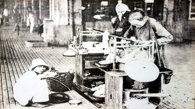 Hàng rong trên đường phố Sài Gòn.