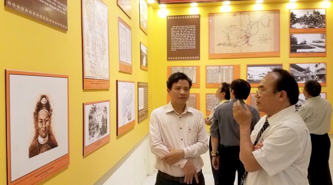Khách tham quan triển lãm trong buổi khai mạc. Ảnh: L.ĐIỀN