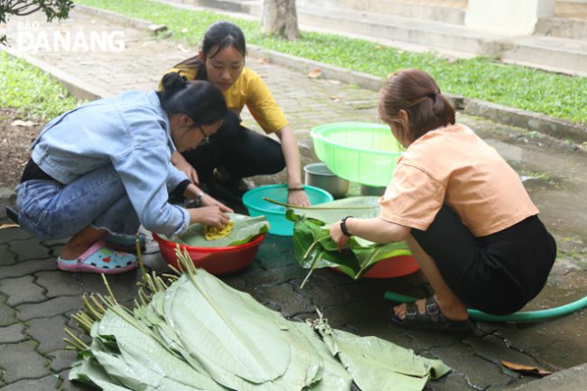 Những ngày cuối năm là thời điểm nhiều bạn sinh viên Trường Đại học Kinh tế (Đại học Đà Nẵng) quây quần bên mâm lá dong, gạp nếp, đậu xanh... để gói bánh chưng tặng người lao động nghèo. Đây là hoạt động nằm trong chương trình "Bánh chưng xanh - Bếp lửa hồng" do Đội Tiền Phong - Đoàn trường Đại học Kinh tế thực hiện.