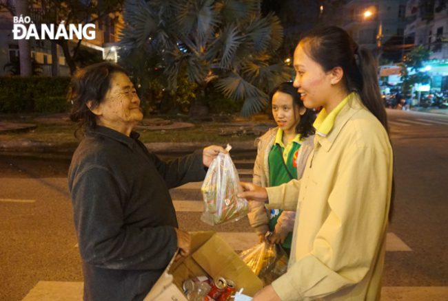 Niềm vui của một cụ bà nhặt ve chai trên phố, sau khi nhận món quà Tết giản đơn mà ý nghĩa từ tay các thành viên Đội Tiền Phong. Các bạn mong muốn, những chiếc bánh giản dị hôm nay sẽ góp phần mang hương vị Tết đến gần hơn với những người có hoàn cảnh khó khăn.