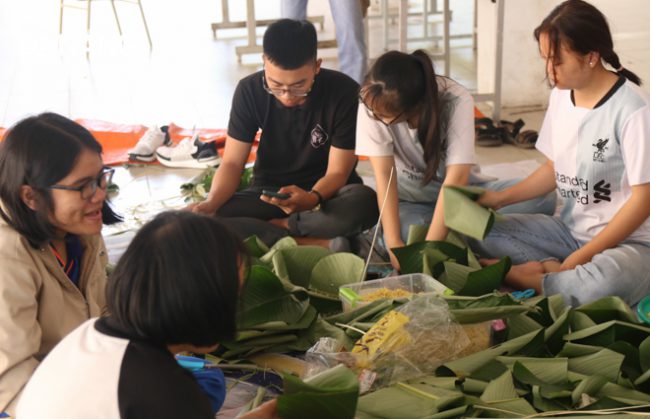 Sau khi kết thúc kỳ thi học kỳ I, các thành viên của Đội Tiền Phong bắt tay vào làm bánh chưng Tết. Đây là món quà các bạn dành tặng tận tay những người mưu sinh trên phố như công nhân vệ sinh, người bán vé số, người nhặt ve chai...