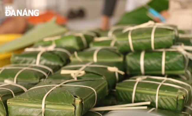 Mỗi chiếc bánh vuông vức, đẹp đẽ như thế này là thành quả của một quá trình "dài hơi", bao gồm sự mày mò, tìm hiểu của chính các bạn sinh viên thông qua Internet. Trong đợt này, hơn 120 chiếc bánh chưng đã được ra lò.