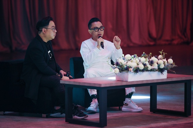 NTK Nguyễn Công Trí đang trò chuyện trong talk show của mình.