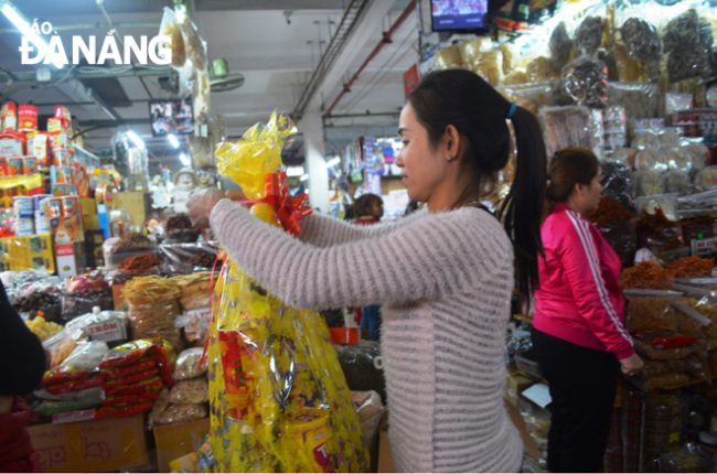 Khách hàng tự lựa chọn các món đồ để nhân viên cửa hàng làm thành giỏ quà tặng.